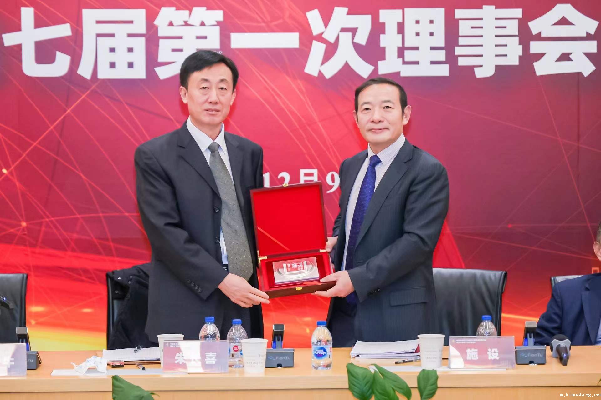 授牌.jpg 授牌.jpg